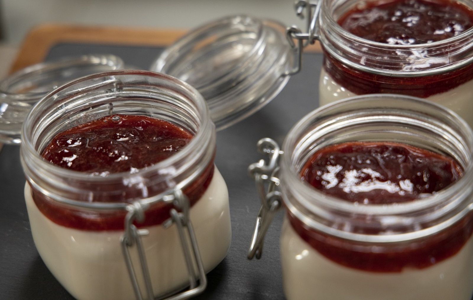 "Mousse de chocolate blanco y fresas" de Dani García | Ver