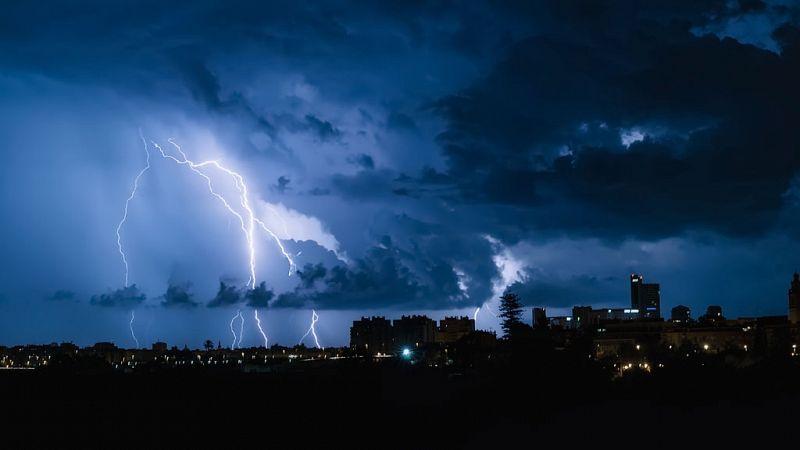 Probabilidad de chubascos o tormentas fuertes y con granizo en el noroeste peninsular - Ver ahora