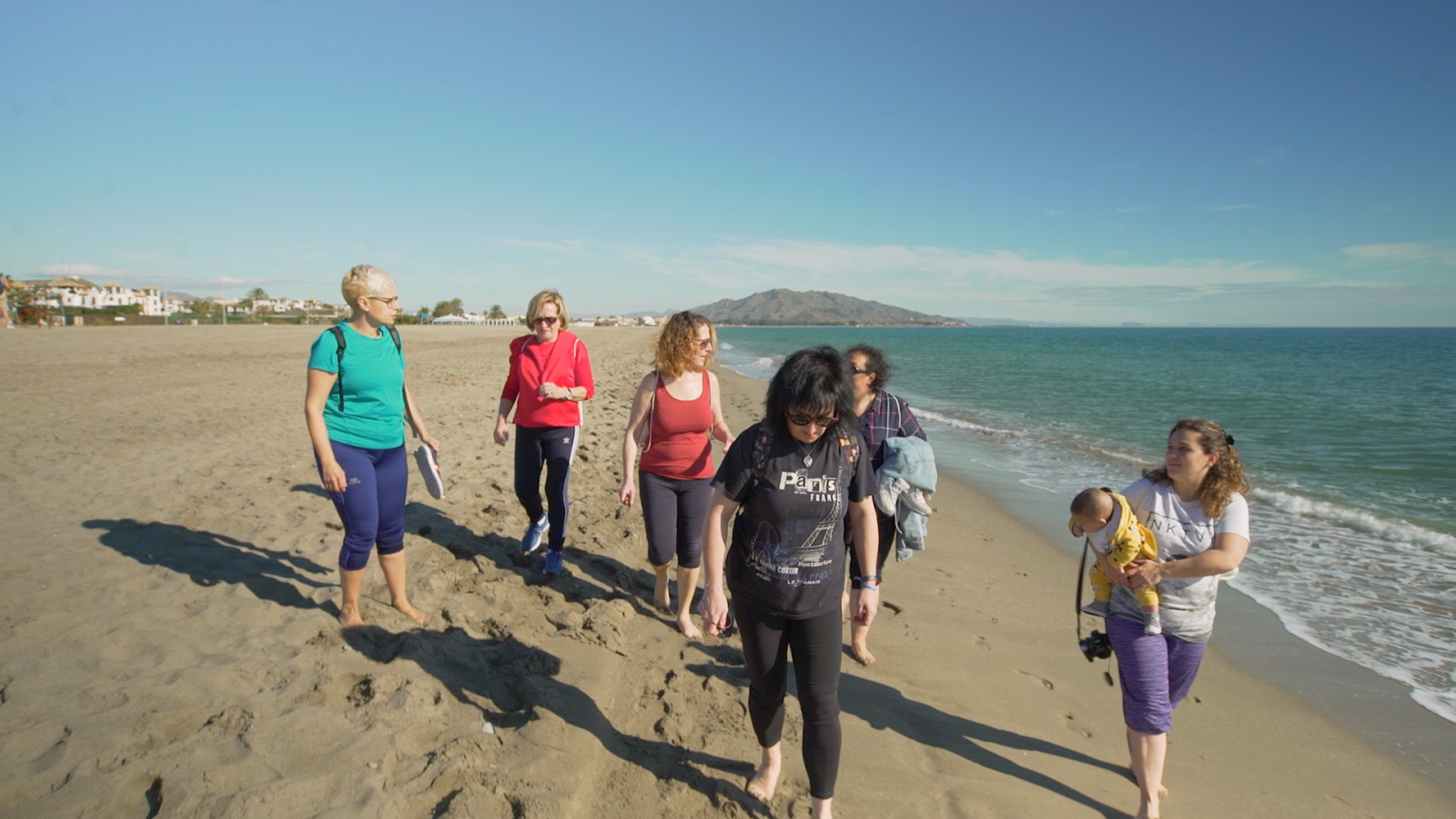 7 días sin ellas - Las mujeres disfrutan de una tarde de playa en Almería