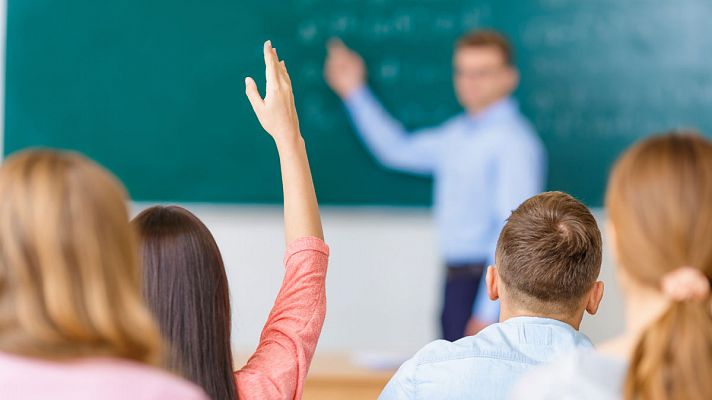 Telediario 1 - La Guardia Civil investiga a un profesor por fomentar las drogas entre sus alumnos a través de WhatsApp