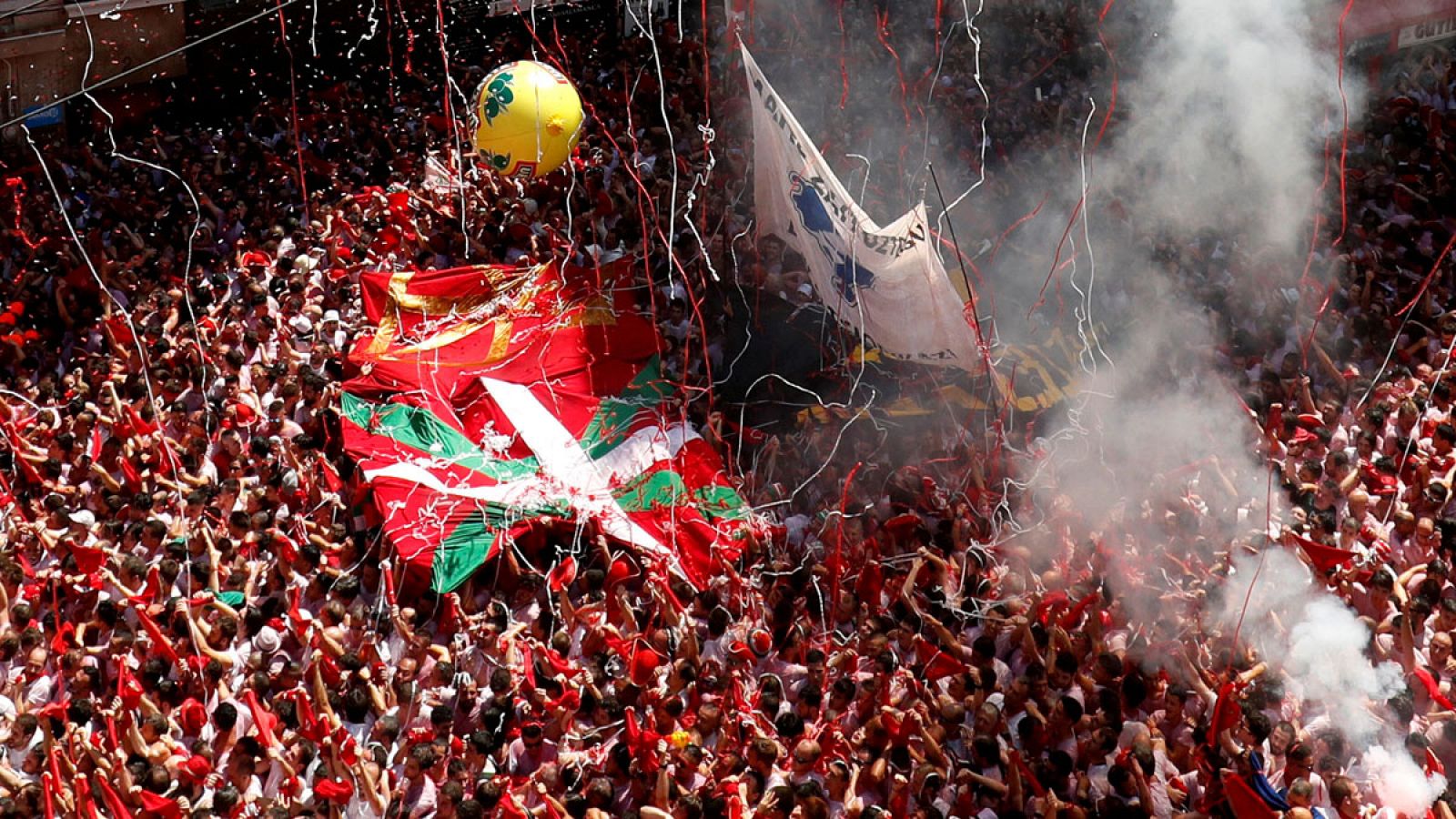 Sanfermines 2019: La policía impide a los concejales de Bildu y Geroa Bai que coloquen una ikurriña en el balcón del Ayuntamiento de Pamplona