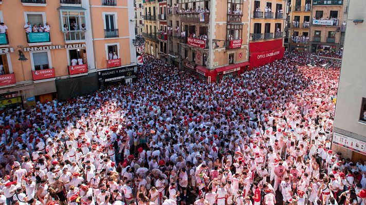 Un multitudinario chupinazo da comienzo a las fiestas de San Fermín 2019