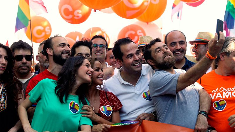 Manifestantes en el Orgullo abuchean a dirigentes de Cs, que responden al grito de "libertad"