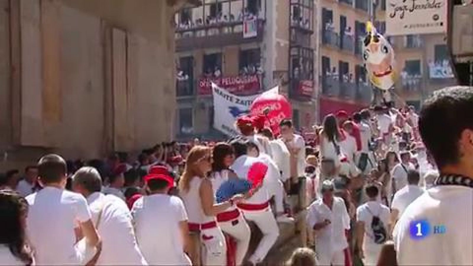 Telediario 1: El blanco y el rojo inundan las calles de Pamplona  | RTVE Play