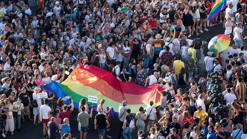 Celebración y reivindicación en las calles de Madrid por el "miedo al retroceso" en los derechos del colectivo LGTBI