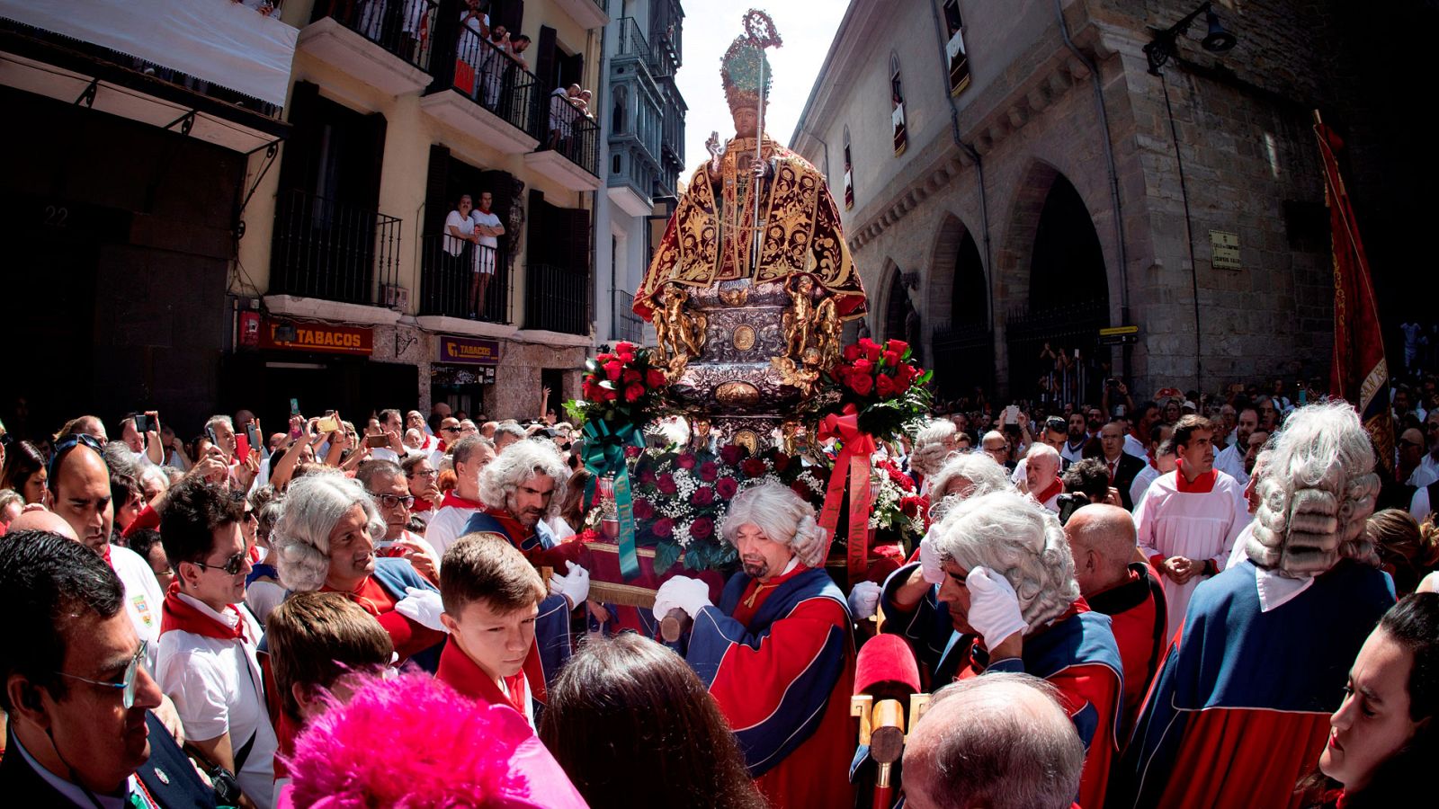 Miles de personas arropan a San Fermín en su recorrido por el centro de Pamplona
