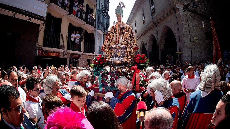 Miles de personas arropan a San Fermín en su recorrido por el centro de Pamplona
