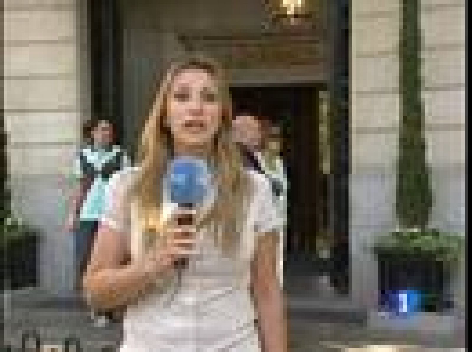 Un autobús lleva a futuros compradores a visitar promociones inmobiliarias con descuento | Ver