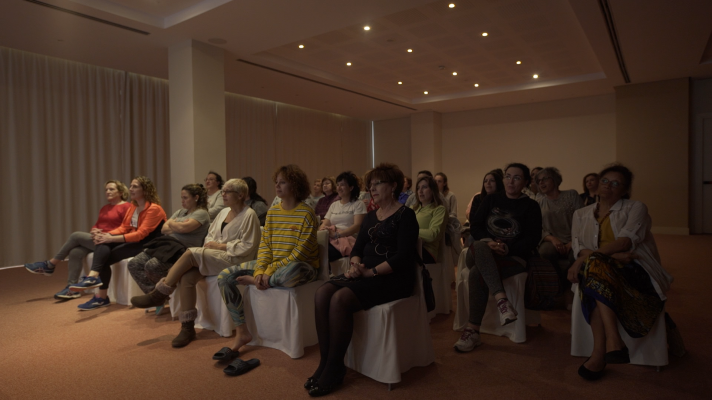 Las mujeres de Bernuy ven un vídeo de sus familias