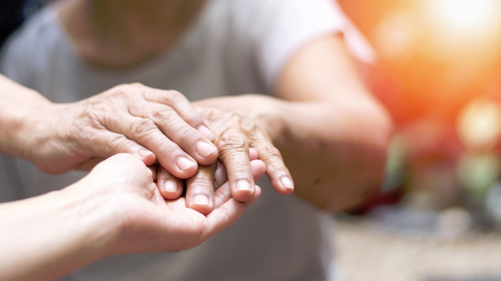 Los especialistas calculan que el párkinson se duplicará en 20 años. Ahora es la segunda enfermedad neurodegenerativa mas frecuente en España con mas de 160.000 afectados. Médicos, farmaceuticos y neurólogos han creado una guía con información sobre