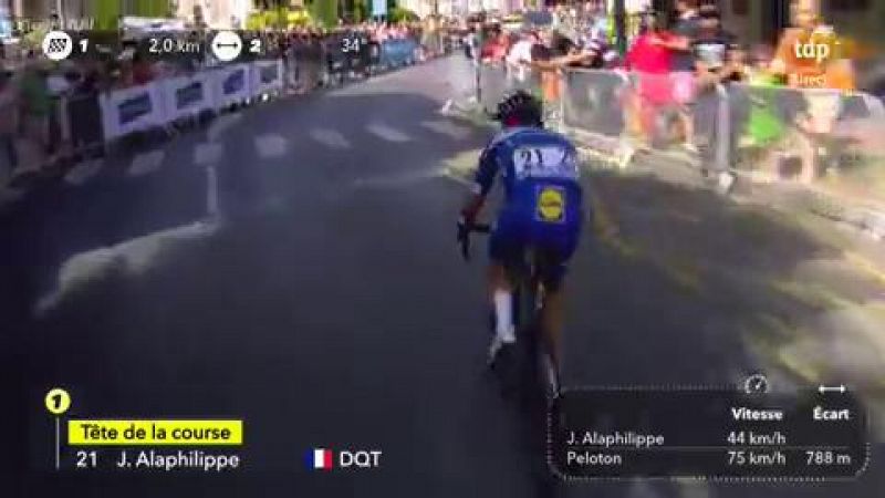 El francés Julien Alaphilippe logró este lunes en la meta de Épernay su tercer triunfo en el Tour de Francia, tras los dos conseguidos el año pasado, y se vistió con el maillot amarillo de líder. El ciclista del Quick Steep, que partía como uno de lo