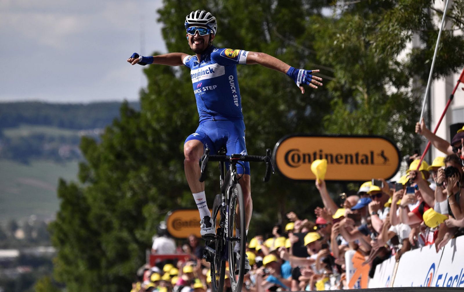 Tour 2019: Alaphilippe descorcha el champán para celebrar etapa y liderato -RTVE.es | Ver