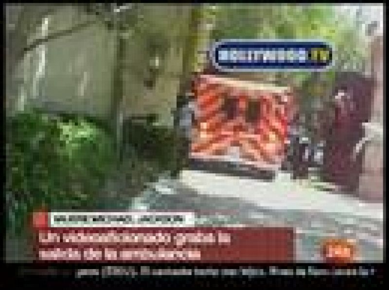 Un vídeoaficionado ha grabado el momento en el que la ambulancia de Michael Jackson sale de la casa del artista para trasladarle al hospital. El cantante ha muerto en Los Angeles a los 50 años (25/06/09).