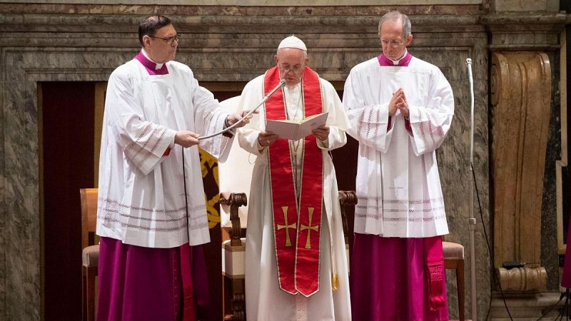El papa Francisco celebra una misa por los migrantes