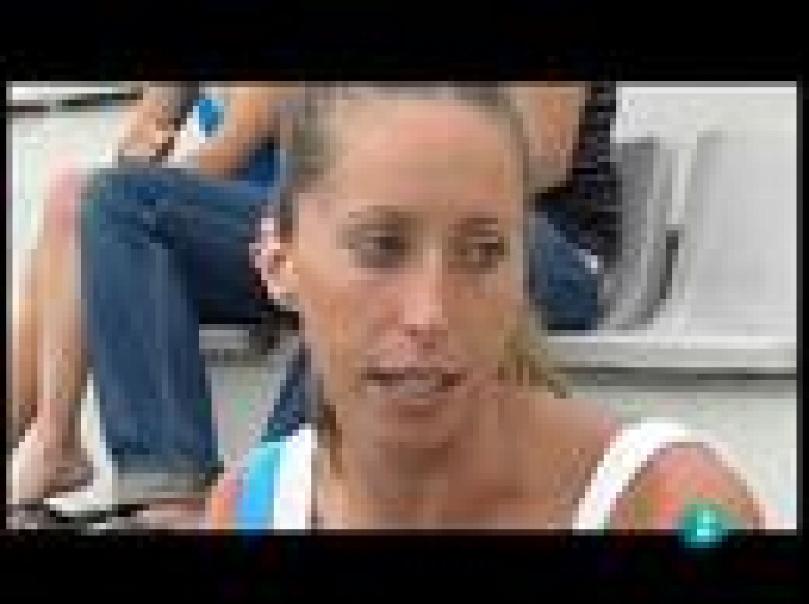 Gemma Mengual comenta en directo la exhibición de las chicas de natación sincronizada. El ejercicio será el que se presente en los mundiales de Roma. Se llama la casa encantada y Gemma no se presentó ya que se reserva para el campeonato del mundo