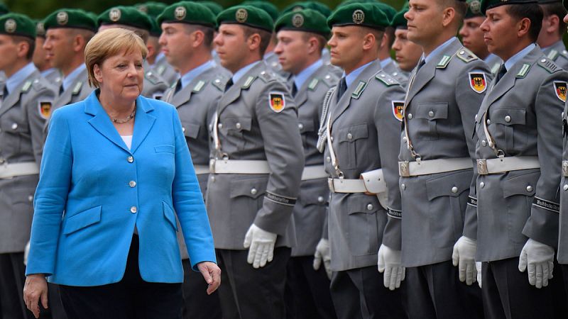 Merkel sufre un nuevo episodio de temblores durante un acto público