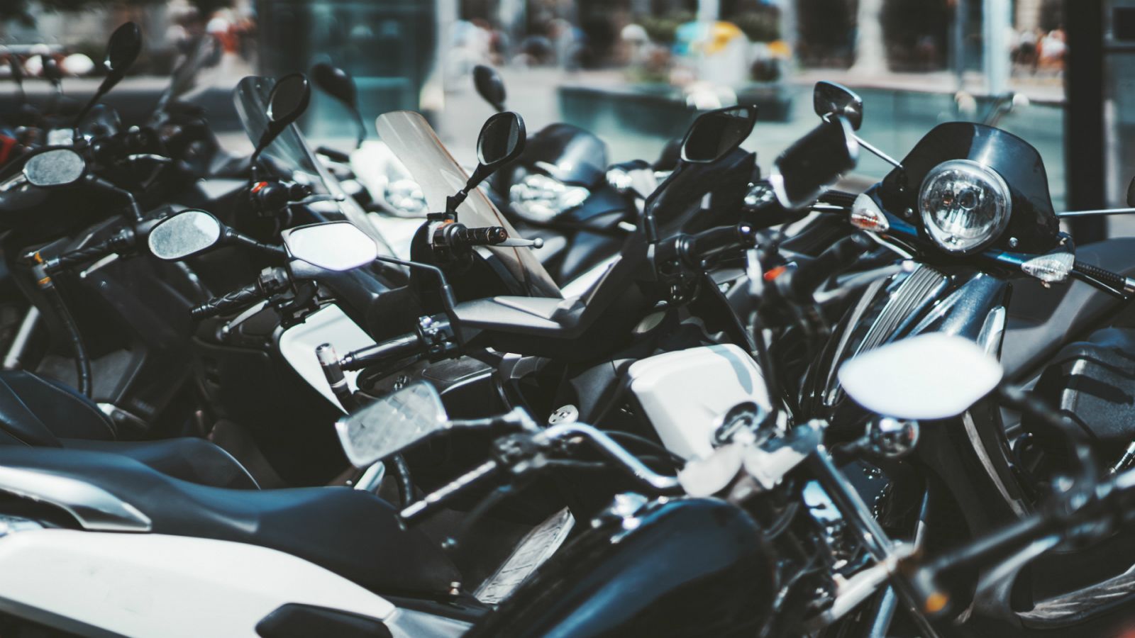 Tráfico: la moto supera al coche en nuevas matriculaciones en el primer semestre del año - RTVE.es