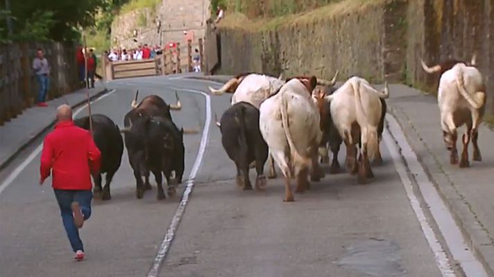 Telediario 1 - El 'encierrillo', una carrera sin corredores donde los curiosos guardan silencio