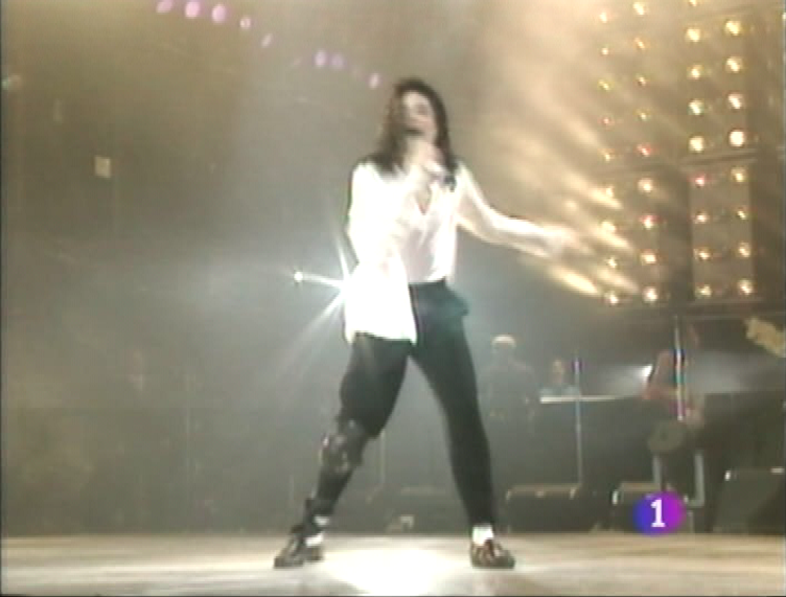  Conmoción ante un crimen, ocurrido en Oviedo,  que implica al hermano y a la madre de una joven que vivía postrada en una silla de ruedas. En el parlamento asturiano, PSOE e IU, socios en el Gobierno del Principado, han vuelto a manifestar discrepancias políticas. En las Maternidades de los hospitales asturianos se estudia la implantación del Método Canguro, promovido por la pediatra francesa Nathalie Charpack. Asturias recuerda hoy el concierto multitudinario que Michael Jackson ofreció en el Estadio Carlos Tartière de Oviedo, en septiembre de 1992.