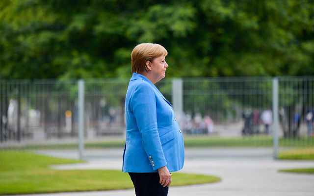Telediario 1 - Merkel admite que está "procesando" sus temblores