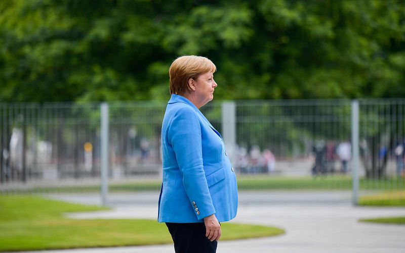 Merkel admite que está "procesando" sus temblores tras el tercer episodio en público