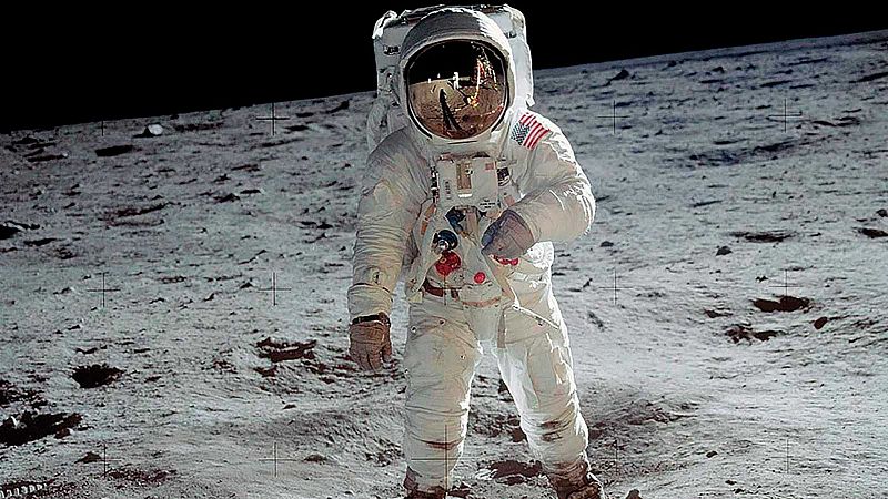 El 20 de julio de 1969, el ser humano lleg por vez primera en la Luna. La misin Apollo 11 de la NASA coronaba su objetivo cuatro das despus de su lanzamiento desde el Centro Espacial Kennedy de Florida. Se trataba del segundo viaje humano al sat