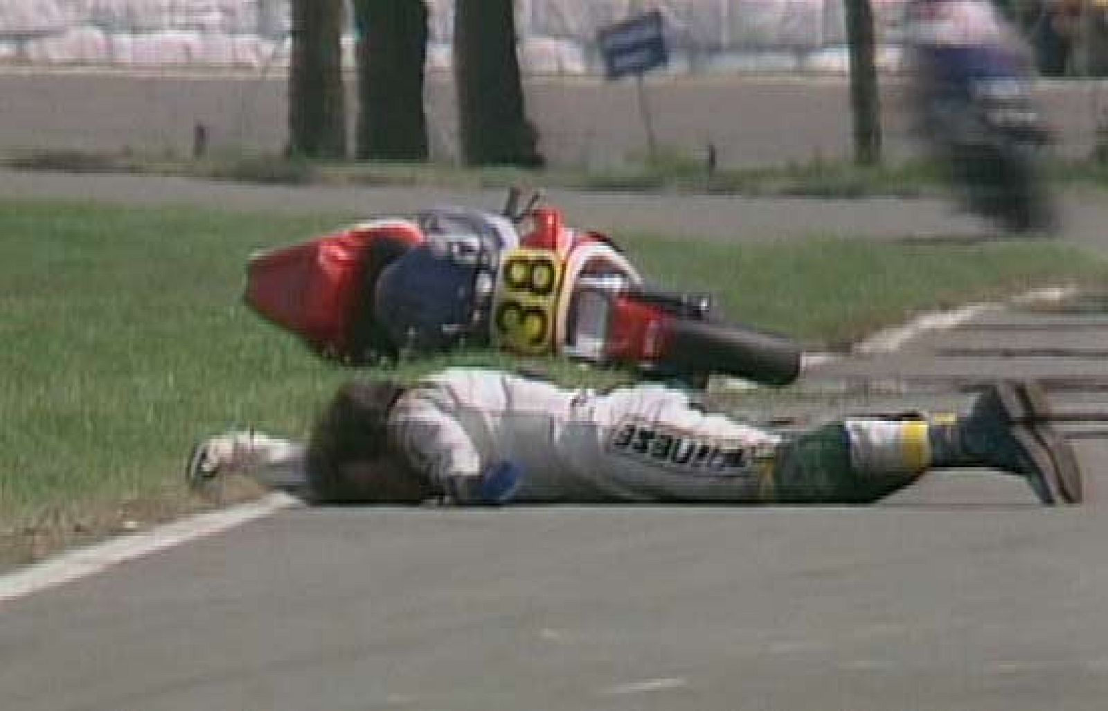 En Assen 1983, Franco Uncini fue embestido brutalmente por Wayne Gardner.