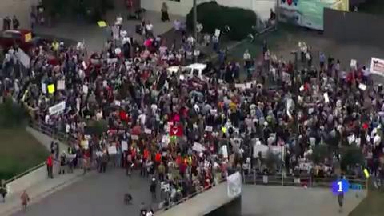 Telediario 1: Protestas en EE.UU. contra los centros de detención de inmigrantes tras anunciar Trump redadas masiva | RTVE Play