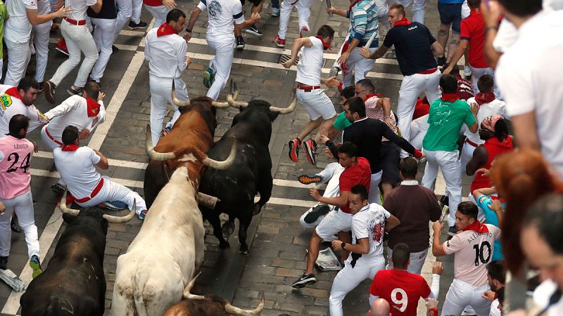 Séptimo encierro de San Fermín frenético y limpio con los toros debutantes de La Palmosilla