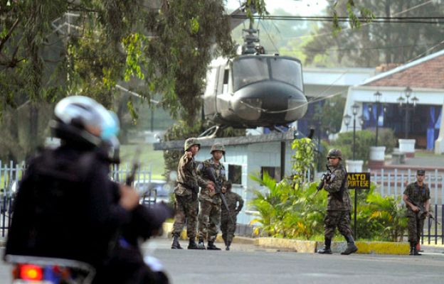  - El Ejército detiene a Zelaya