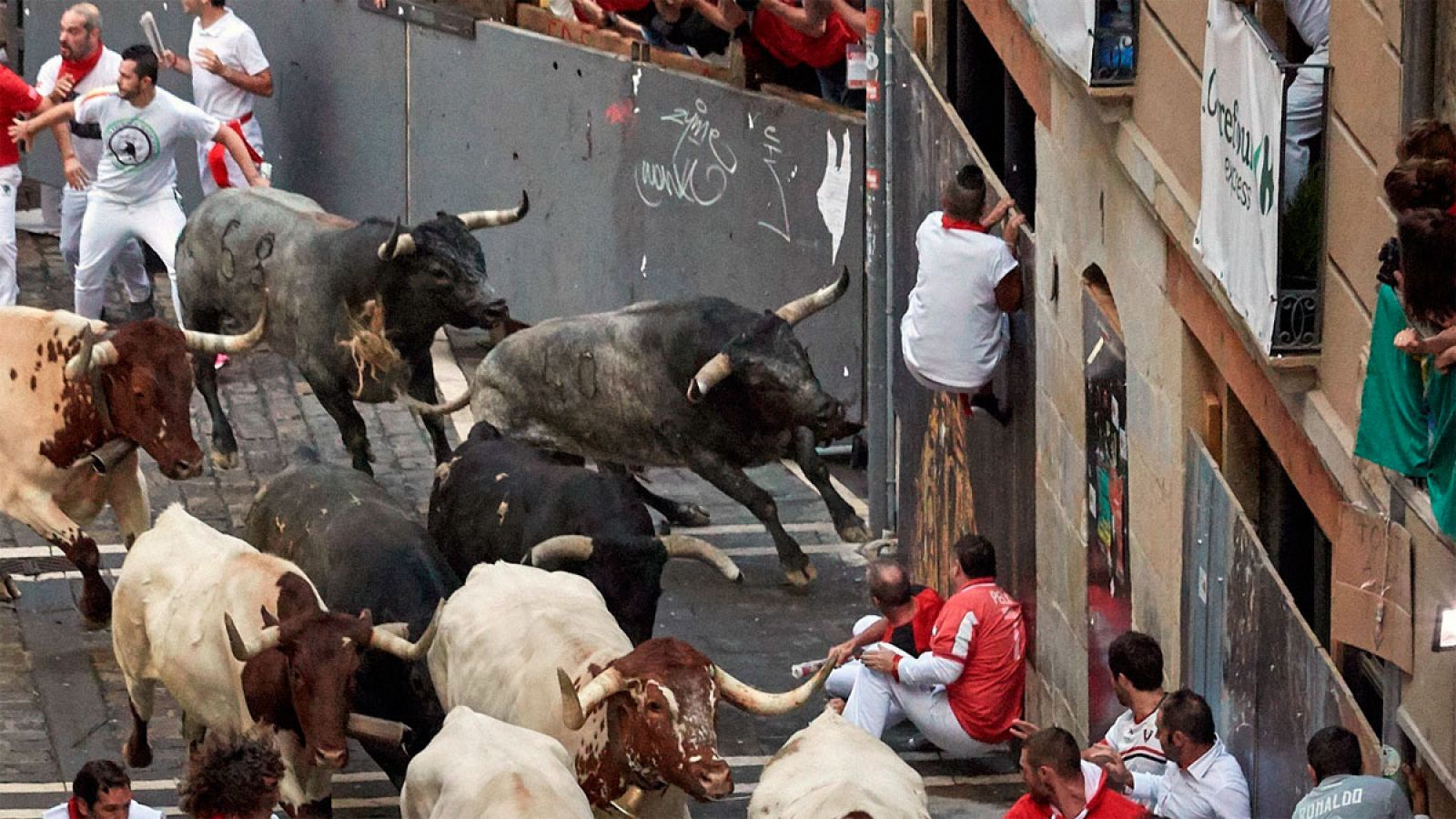 Los Miura protagonizan un último encierro peligroso con tres heridos por asta