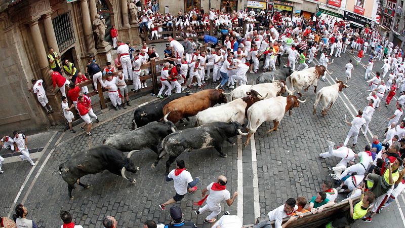 Los Miura cierran los Sanfermines con un encierro peligroso por el retraso de un colorado que deja tres corneados