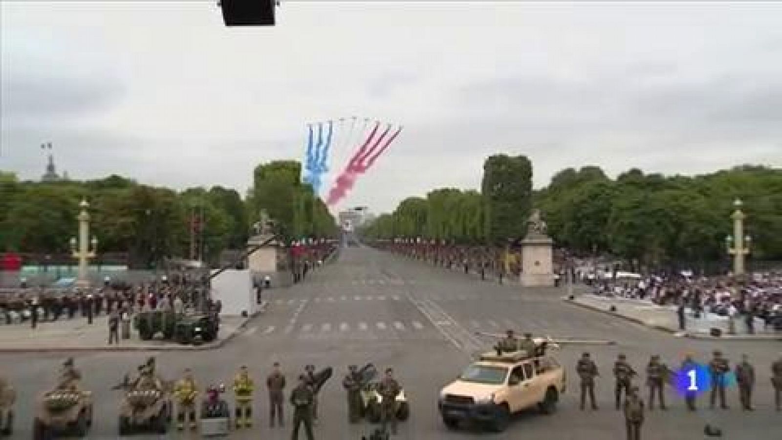 Telediario 1: Francia celebra su fiesta nacional con el tradicional desfile militar en los Campos Elíseos de París | RTVE Play