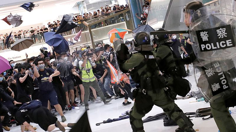 Enfrentamientos entre la policía y los manifestantes en Hong Kong por la polémica ley de extradición