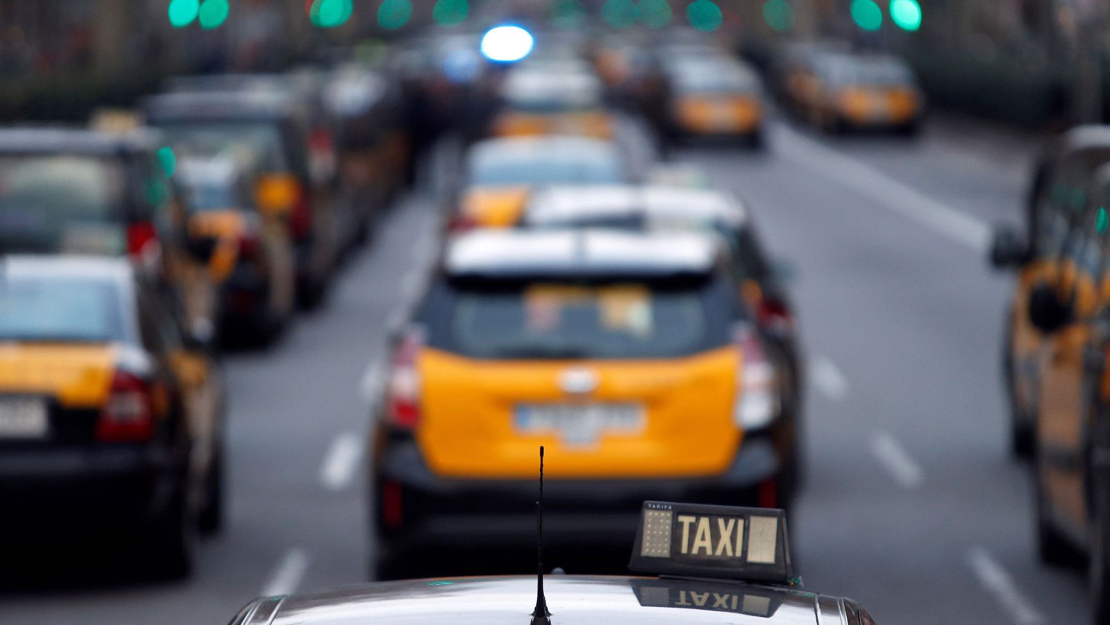 La obligación de contratar los servicios de un VTC con una hora en Barcelona tenía que haber entrado en vigor este lunes