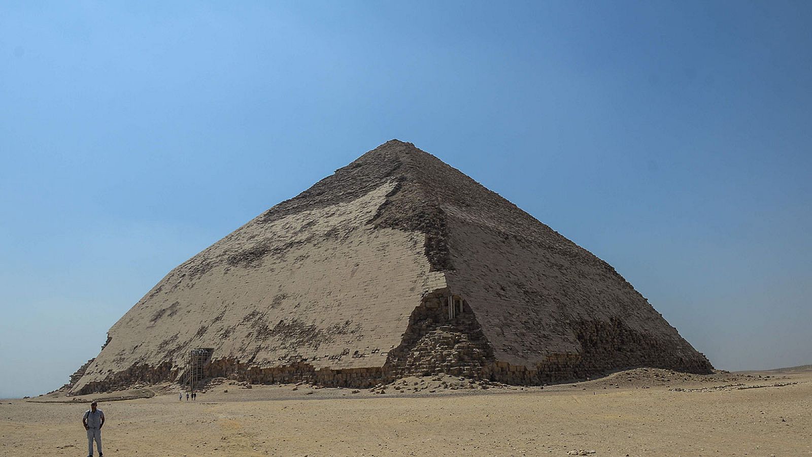 Pirámides | Egipto reabre la pirámide acodada de Dashur tras 50 años de clausura - RTVE.es