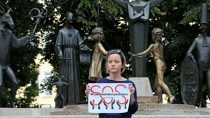 Juzgan a tres hermanas rusas por matar a su padre abusador