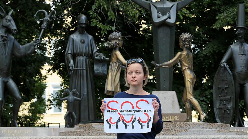 Juzgan a tres hermanas rusas por matar a su padre tras años de abusos