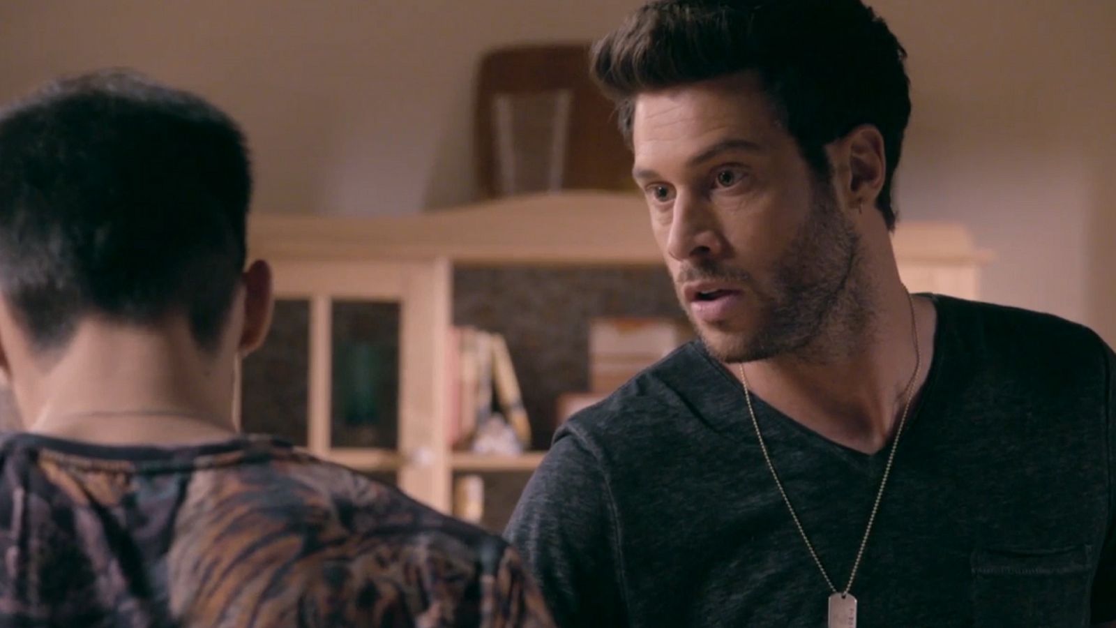 Álvaro descubre que su familia tiene un nuevo negocio con billetes falsos