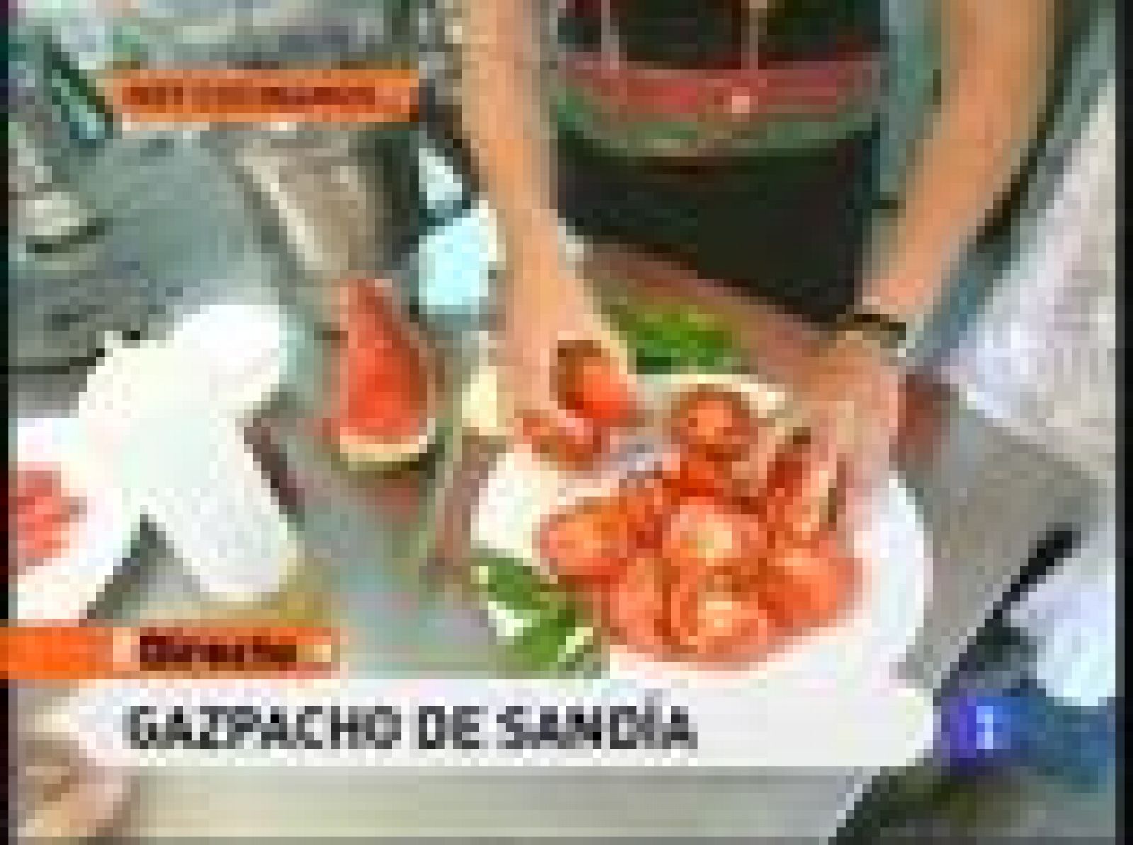 Ingredientes:

800 g. tomates maduros
100 g. pimientos
1 cebolla pequeña
1 pepino pequeño
1 rodaja de sandía
1 plancha de hojaldre
1 huevo batido
Queso parmesano
1/2 diente de ajo
Hojas de albahaca
Sésamo
Vinagre
Aceite de  oliva
Sal

Plato elaborado por María Valenzuela, que imparte cursos de cocina a domicilio. Contactar en valenzuelina@hotmail.com
