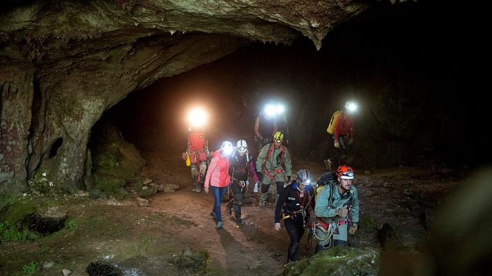 Telediario 1 - Primeras imágenes de las tres espeleólogas que se perdieron en la cueva cántabra Cueto-Coventosa