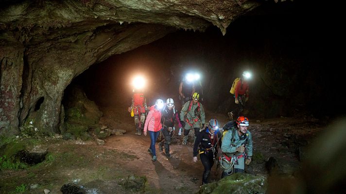 Telediario 1 - Primeras imágenes de las tres espeleólogas que se perdieron en la cueva cántabra Cueto-Coventosa