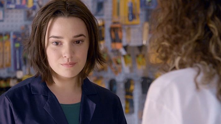 Servir y proteger - Marga le confiensa a Paty un secreto