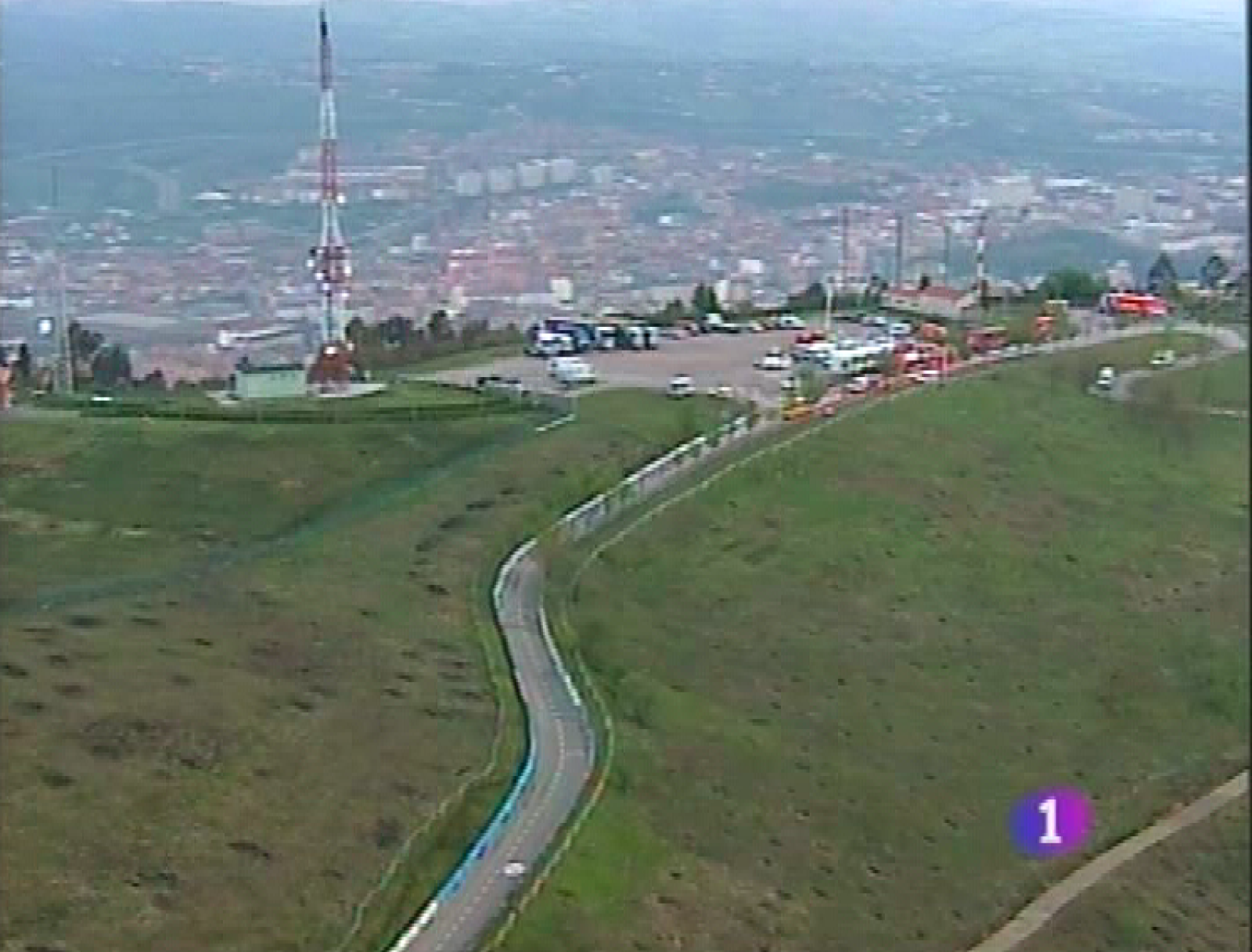  La televisión digital terrestre será la única opción posible a partir de mañana para unos cincuenta mil asturianos de Oviedo y de otros seis concejos que reciben la señal del repetidor del Naranco, que a mediodía dejará de emitir en analógico.Asturias tiene un nivel bajo de delitos cometidos por menores de edad, según la memoria de la Fiscalía hecha pública esta mañana. Sin embargo advierte de los problemas que plantea el colectivo de extranjeros, en especial el de marroquíes en centros de acogida.