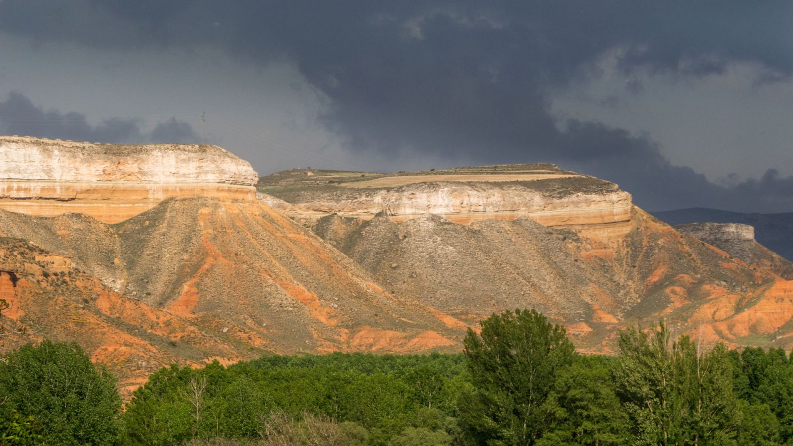 Chubascos y tormentas que podrían ser localmente fuertes en Teruel - Ver ahora