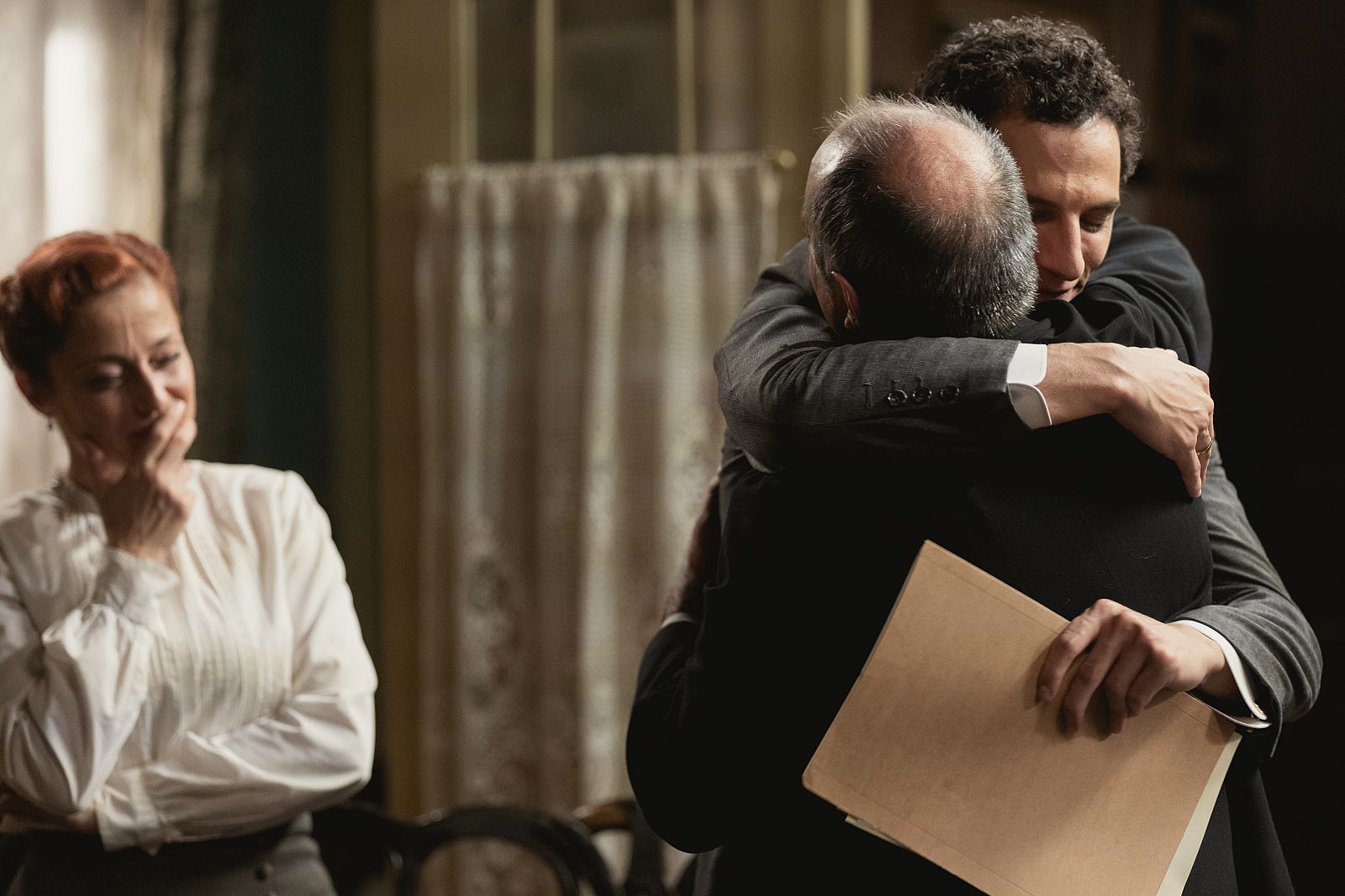 Antoñito abraza a Ramón tras recuperar la mantequería