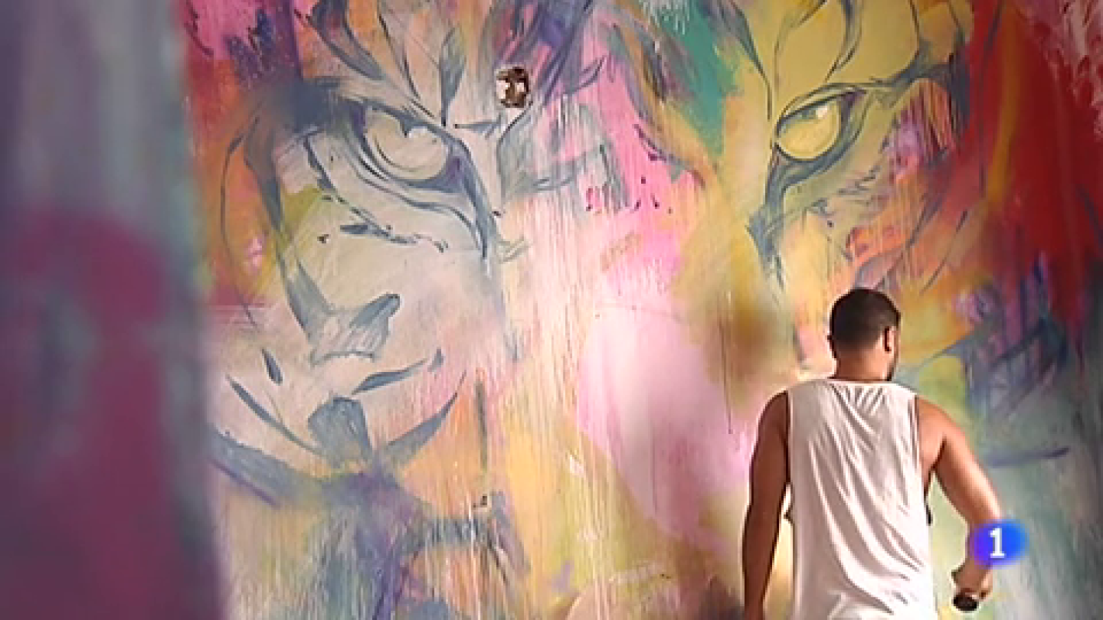 El pintor gaditano Adrián Torres dedica parte de su tiempo a dar color a vidas oscuras