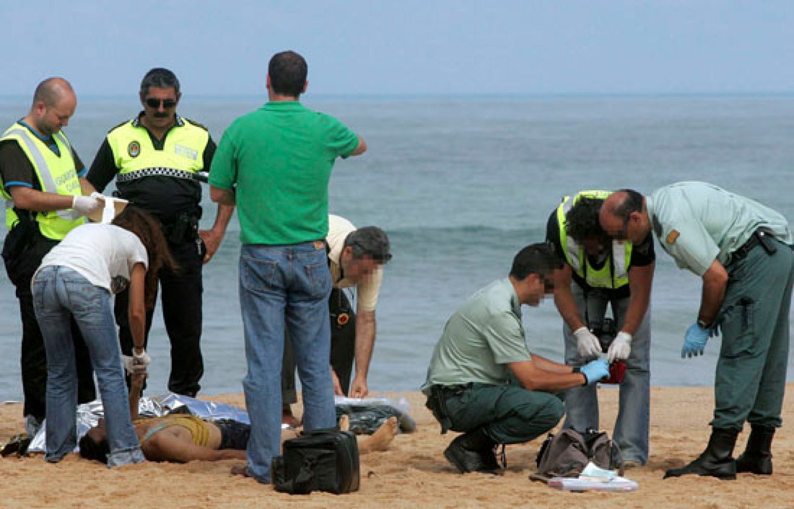 La Guardia Civil rescata en la costa de Cádiz siete cadáveres de inmigrantes | Ver