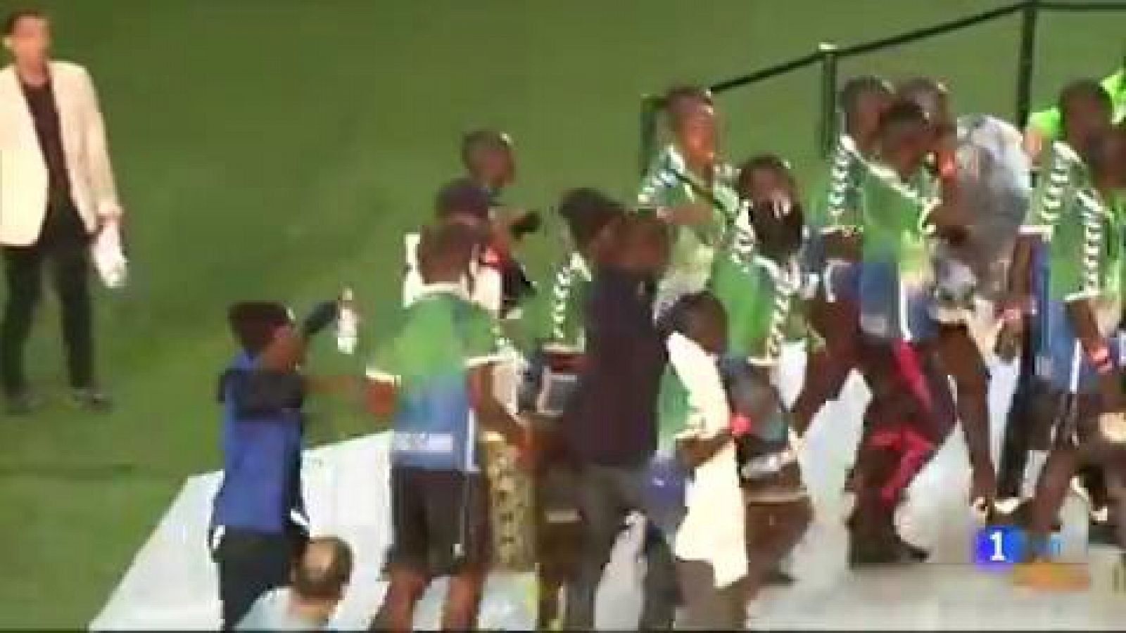 Telediario 1: Buscan a dos menores de Sierra Leona que se fugaron de un torneo de fútbol en San Sebastián | RTVE Play