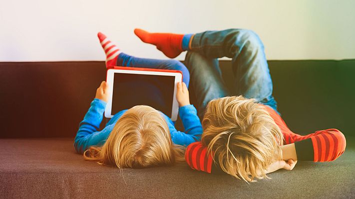 Telediario 1 - Seis de cada diez madres limita el tiempo que sus hijos pasan con el móvil pero no los contenidos